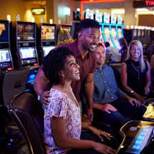 Pemain slotasiabet bermain live casino dengan dealer profesional